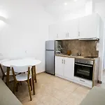 E & E Villa *