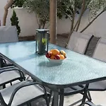 E & E Villa *