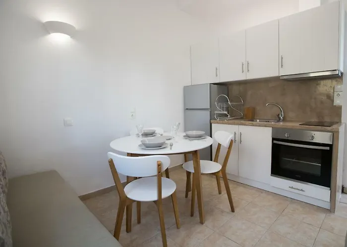 E & E * Камари